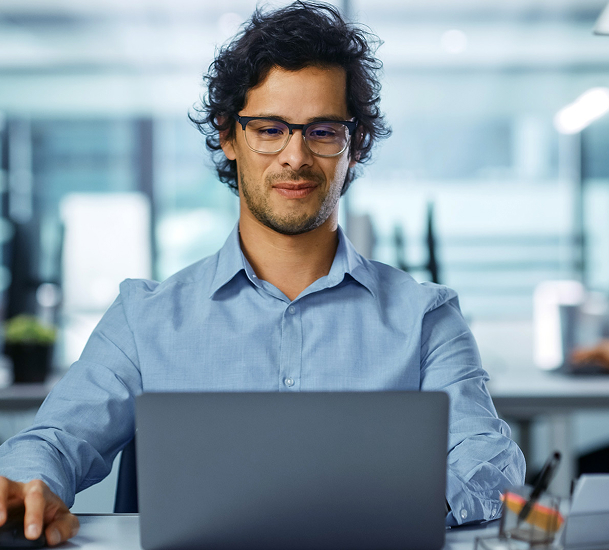 etudiant-ESME-devant-son-ordinateur