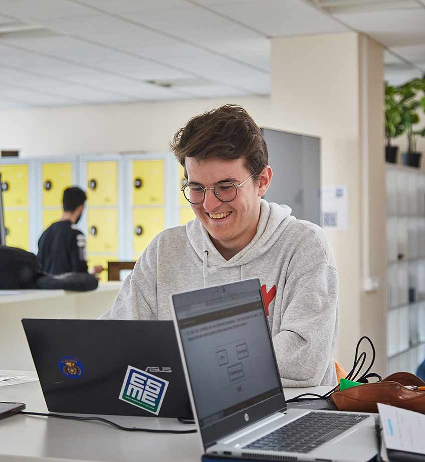 Etudiant devant son ordinateur