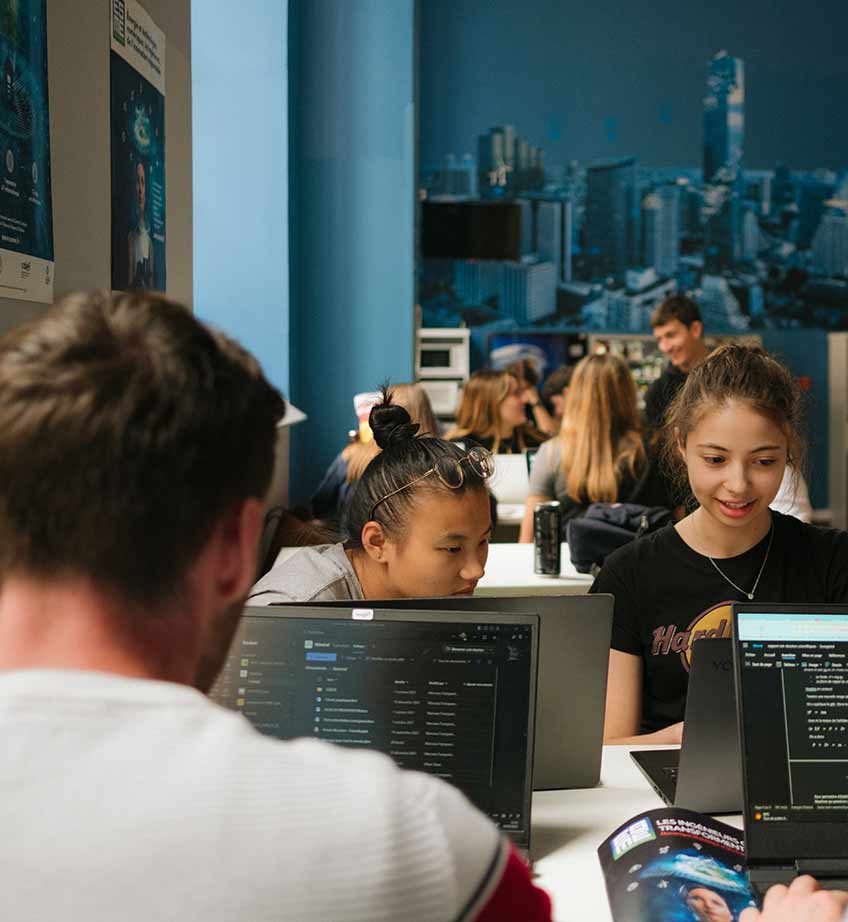 Etudiants ESME en travail d'équipe