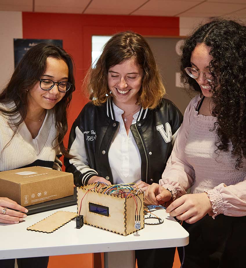 Trois étudiantes ESME travaillant sur un projet électronique