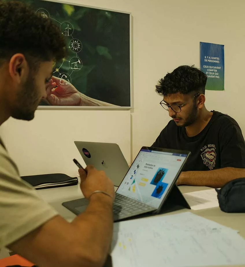 2 étudiants ESME devant leurs ordinateurs