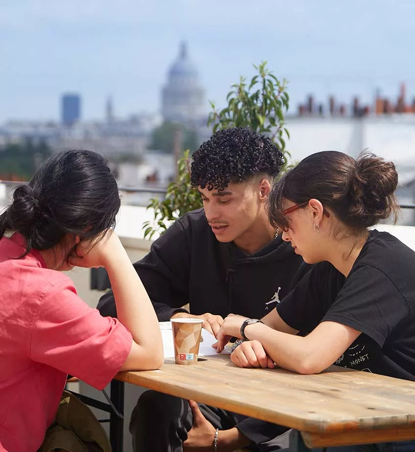 Trois étudiants sur la terrasse du campus paris centre de l'ESME