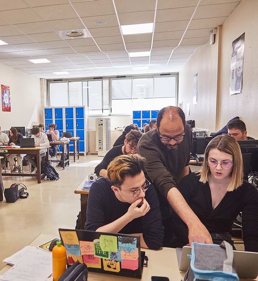 Un professeur ESME aidant des étudiants